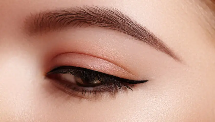 Perfekcyjnie podkreślone oko z kocim eyelinerem i zadbaną brwią. Zobacz, jak brwi zmieniają twarz, nadając jej wyrazistości.