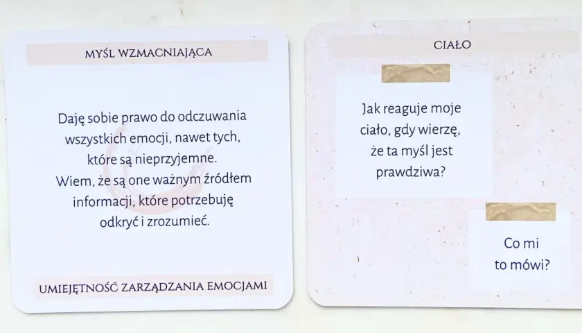 Karty z afirmacjami: "Daję sobie prawo do odczuwania wszystkich emocji" i "Jak reaguje moje ciało, gdy wierzę, że ta myśl jest prawdziwa?". Uczenie się akceptacji emocji, zamiast ich tłumienia.
