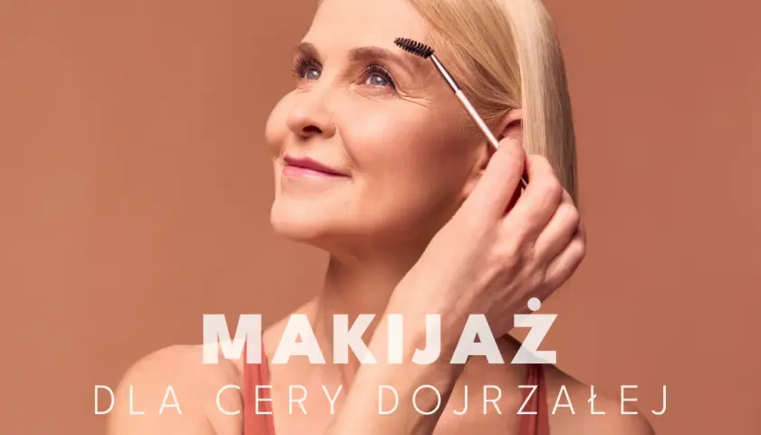 Elegancki makijaż dla 50 latki. Dojrzała kobieta z delikatnym uśmiechem poprawia brwi szczoteczką.