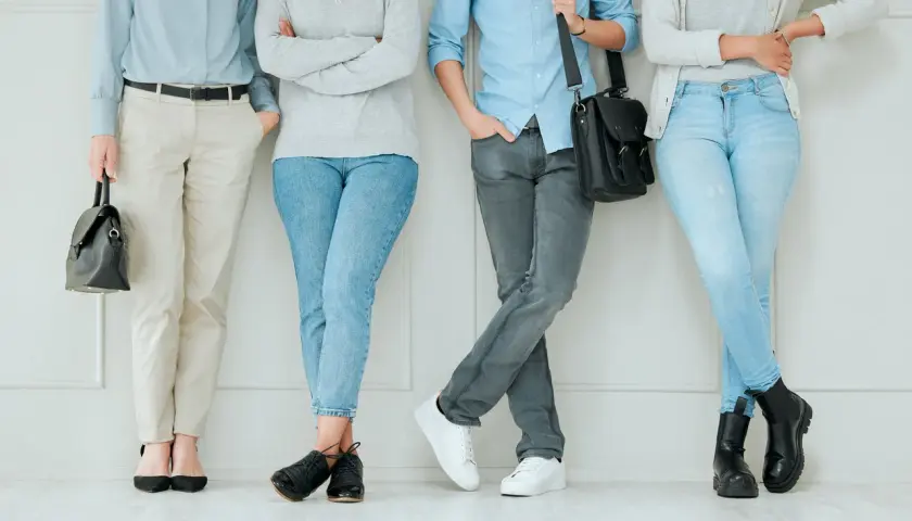 Różne rodzaje dress code: od eleganckich spodni i butów na obcasie po jeansy i sneakersy.