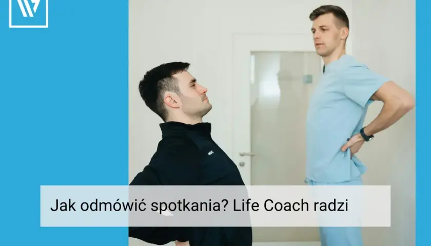 Mężczyzna w czarnej bluzie i fizjoterapeuta w jasnoniebieskim uniformie. Life coach radzi, jak grzecznie odmówić spotkania, gdy czujesz się źle.