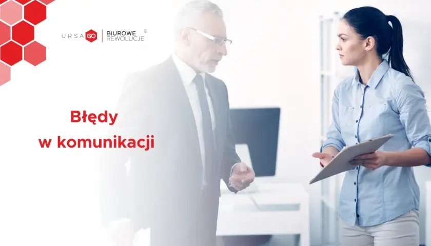 Dwóch współpracowników dyskutuje, omawiając przykłady błędów w komunikacji.