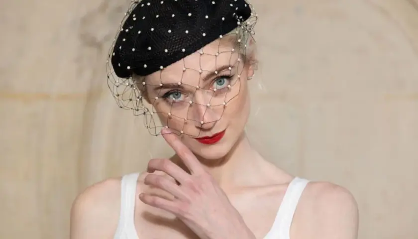 Elegancki beret damski w kropki z woalką, idealny do stylowych stylizacji.