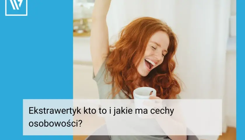 Radosna rudowłosa kobieta z kubkiem w dłoni, z ręką w górze. Czy to ekstrawertyk? Tekst: "Ekstrawertyk kto to i jakie ma cechy osobowości?".