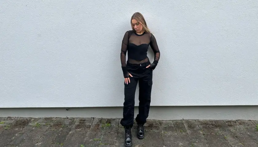 Stylizacja na koncert w hali: czarny, prześwitujący top, bojówki i ciężkie buty.