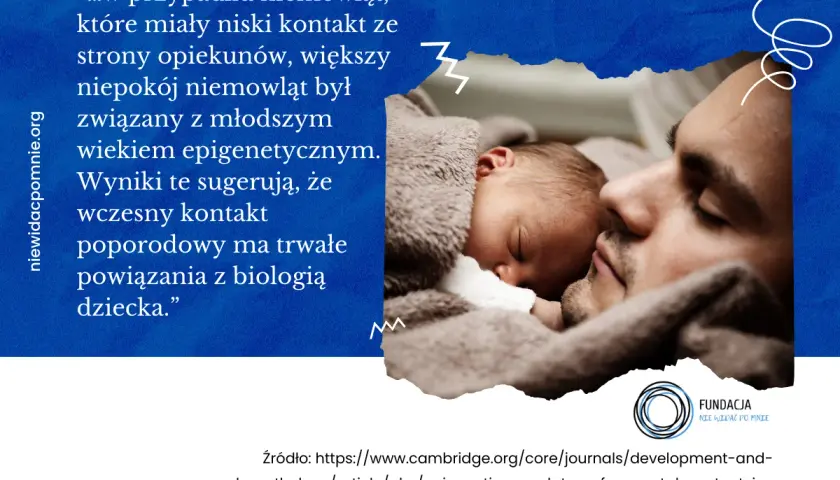 Ojciec tuli śpiące niemowlę. Przytulanie buduje więź i wpływa na rozwój dziecka.