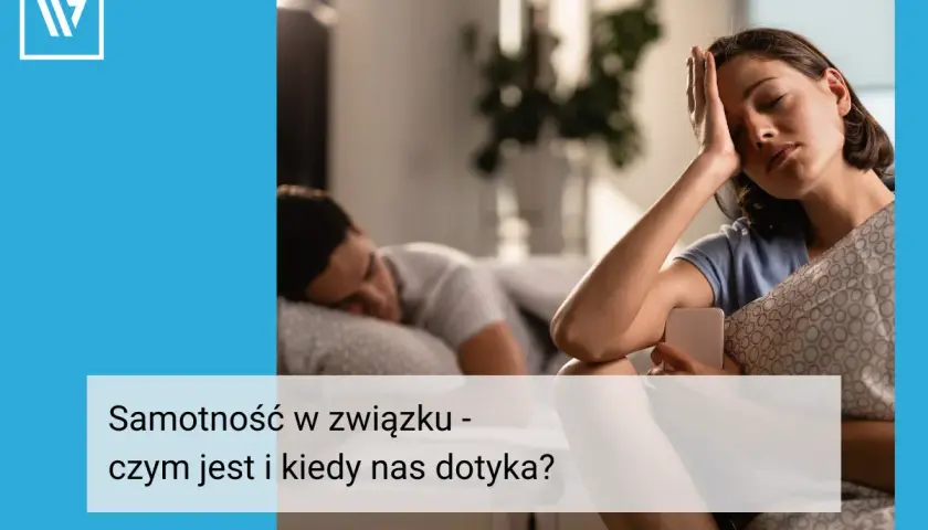 Kobieta czuje się samotna w małżeństwie, podczas gdy jej partner śpi obok.