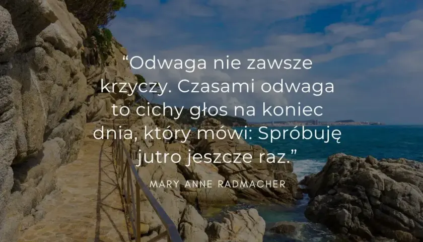 Piękny krajobraz morski z cytatem o odwadze. Wrażliwość cytaty ukazuje, że odwaga to często cichy głos, który każe próbować jutro jeszcze raz.
