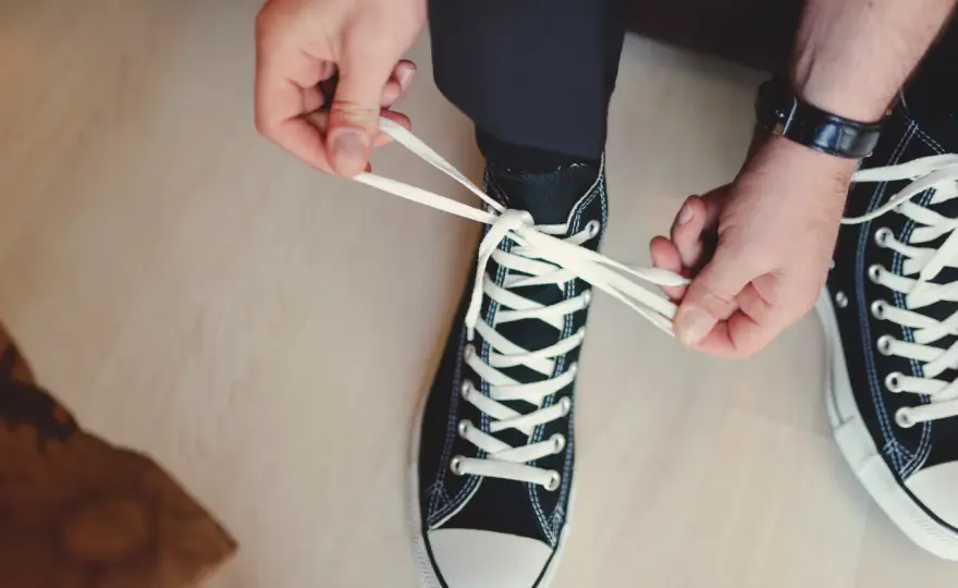Garnitur i trampki na wesele? Zasady udanej stylizacji