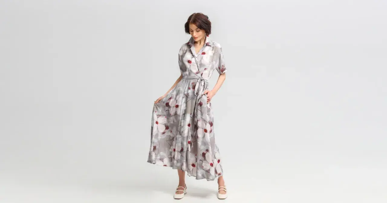 Elegancka stylizacja na wieczór: zwiewna sukienka maxi w kwiaty, z wiązaniem w talii i dekoltem koszulowym.