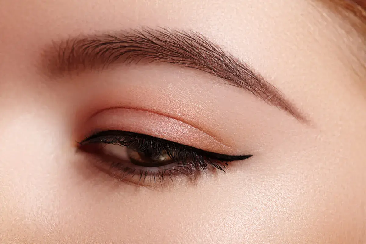 Perfekcyjnie podkreślone oko z kocim eyelinerem i zadbaną brwią. Zobacz, jak brwi zmieniają twarz, nadając jej wyrazistości.