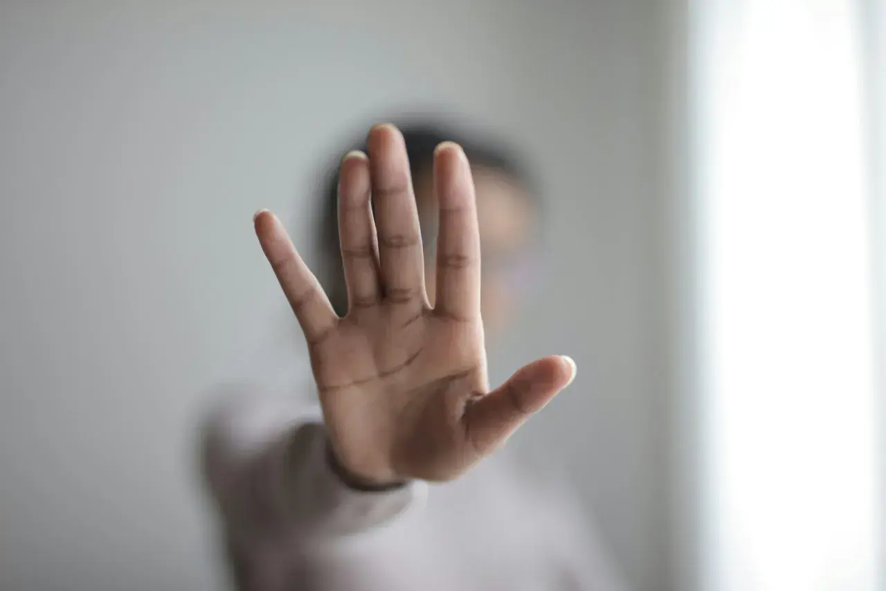 Dłoń uniesiona w geście stop. Nie bądź dla kogoś opcją, zasługujesz na więcej.