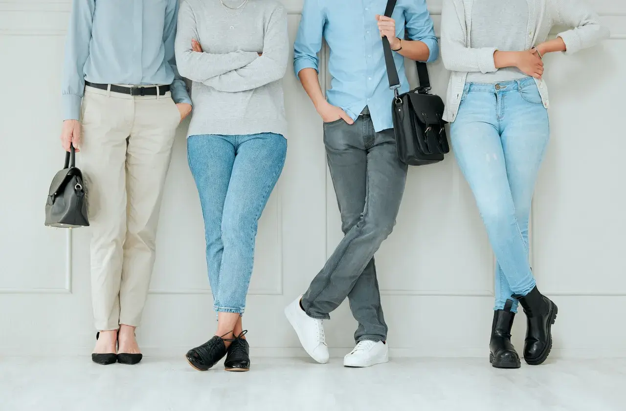 Różne rodzaje dress code: od eleganckich spodni i butów na obcasie po jeansy i sneakersy.