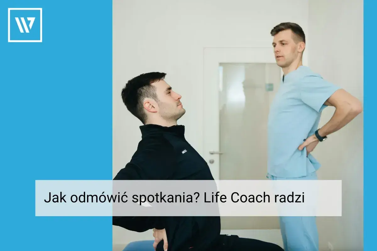 Mężczyzna w czarnej bluzie i fizjoterapeuta w jasnoniebieskim uniformie. Life coach radzi, jak grzecznie odmówić spotkania, gdy czujesz się źle.