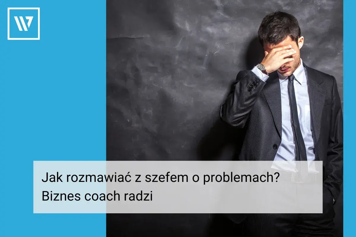 Zestresowany mężczyzna w garniturze, który zasłania twarz ręką. Tekst: "Jak rozmawiać z szefem o problemach? Biznes coach radzi".