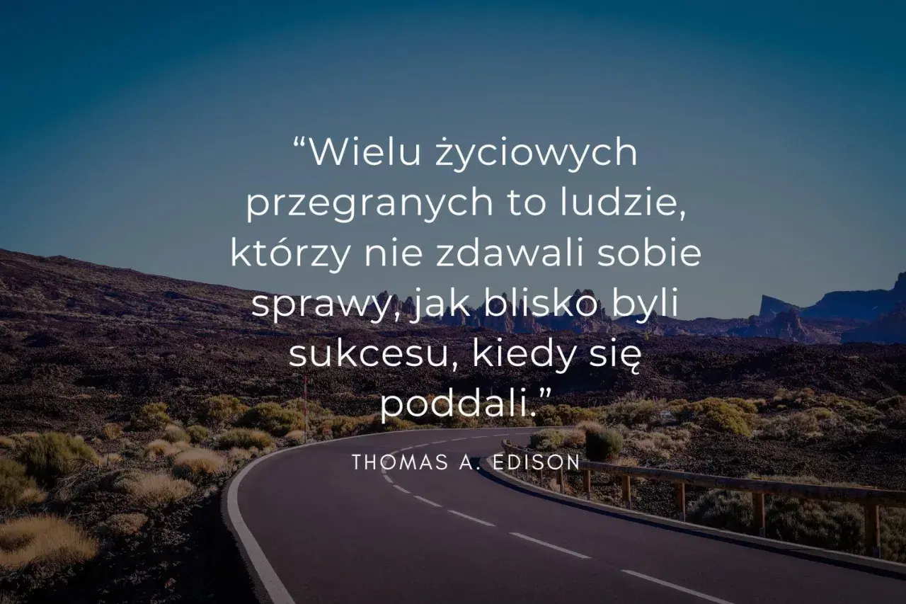 Droga przez pustynny krajobraz, na niej cytaty psychologiczne o życiu: "Wielu życiowych przegranych to ludzie, którzy nie zdawali sobie sprawy, jak blisko byli sukcesu, kiedy się poddali." - Thomas A. Edison.