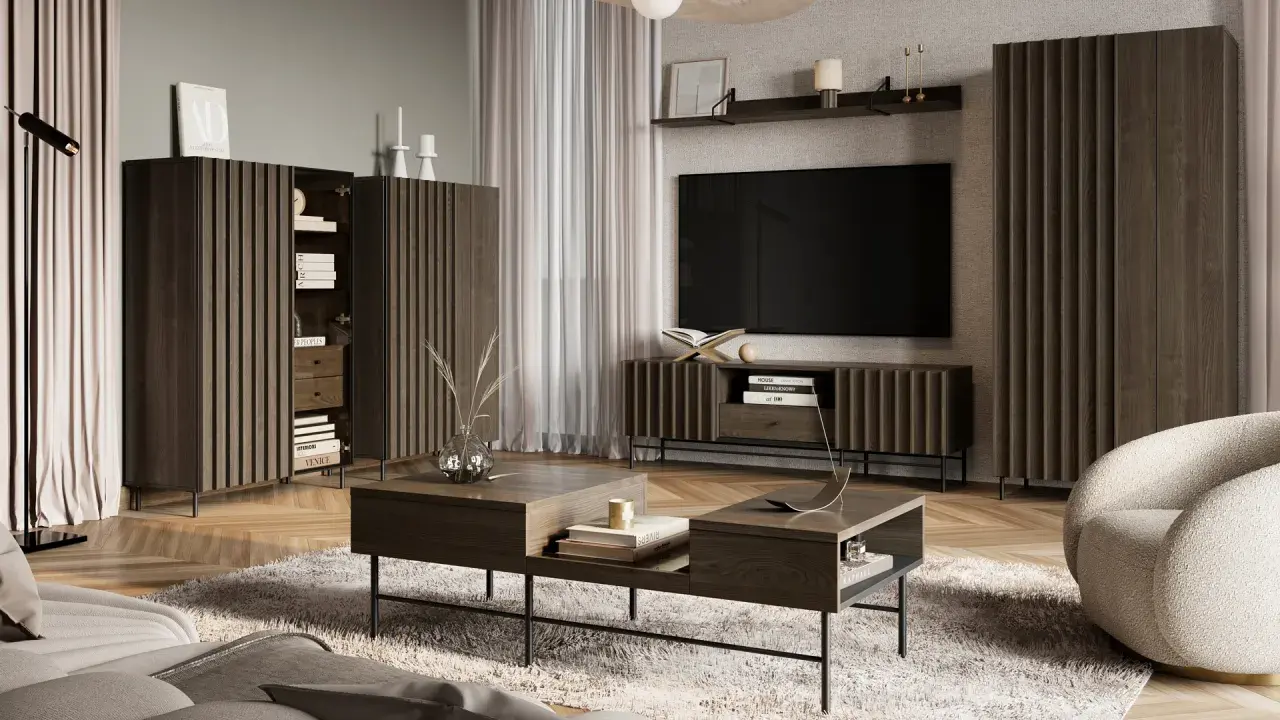 Elegancki salon z meblami w stylu quiet luxury, drewnianymi panelami i miękkim dywanem.