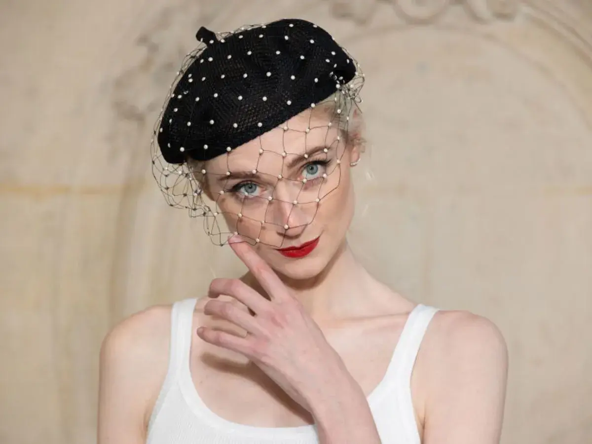 Elegancki beret damski w kropki z woalką, idealny do stylowych stylizacji.