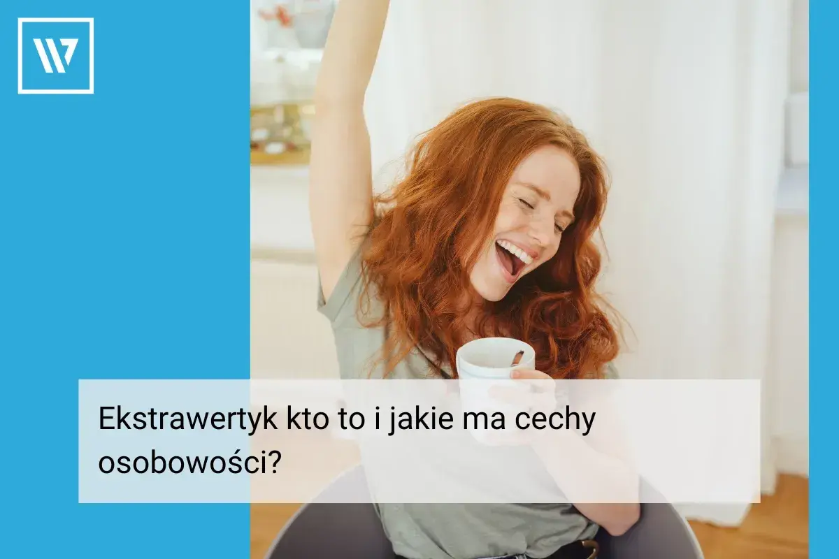 Radosna rudowłosa kobieta z kubkiem w dłoni, z ręką w górze. Czy to ekstrawertyk? Tekst: "Ekstrawertyk kto to i jakie ma cechy osobowości?".