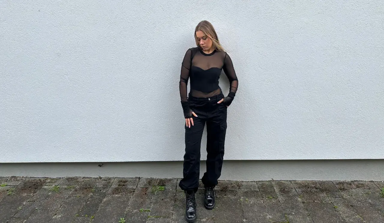 Stylizacja na koncert w hali: czarny, prześwitujący top, bojówki i ciężkie buty.
