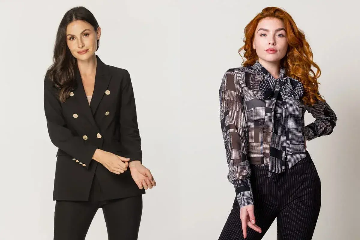 Eleganckie stylizacje na czas żałoby po mamie: czarna marynarka z guzikami i czarne spodnie lub wzorzysta bluzka z kokardą i spodnie w prążki.