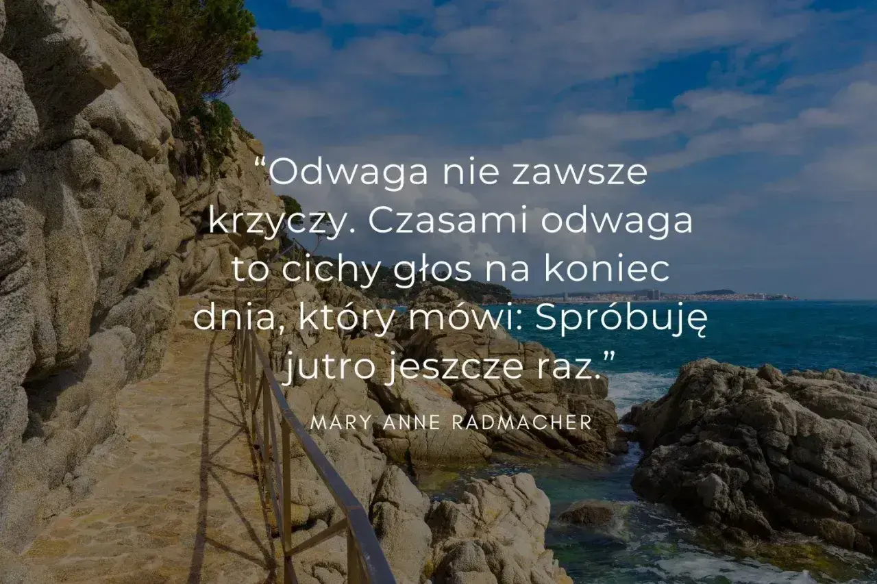 Piękny krajobraz morski z cytatem o odwadze. Wrażliwość cytaty ukazuje, że odwaga to często cichy głos, który każe próbować jutro jeszcze raz.