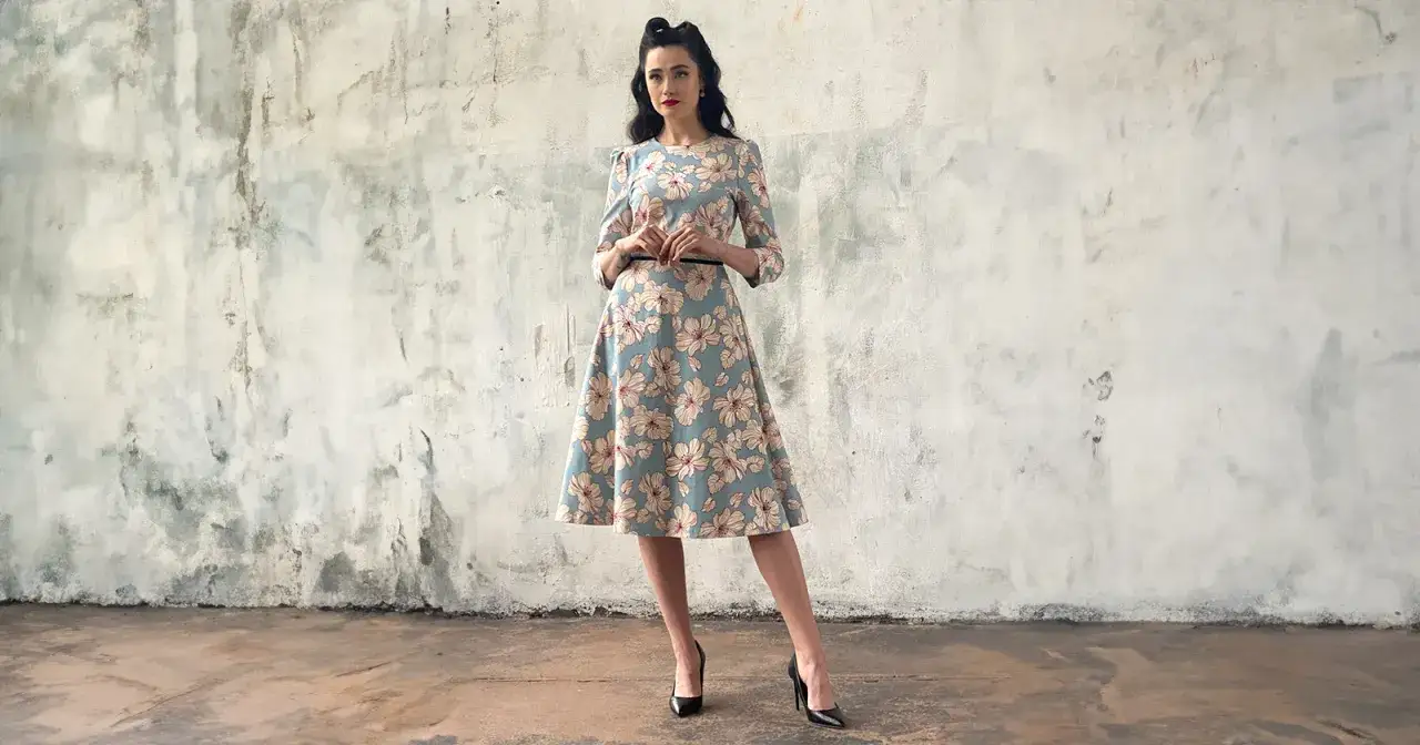 Elegancka sukienka w kwiaty to idealna propozycja, jak ubrać się na chrzciny. Stylizacja podkreśla kobiecość i pasuje na uroczyste okazje.
