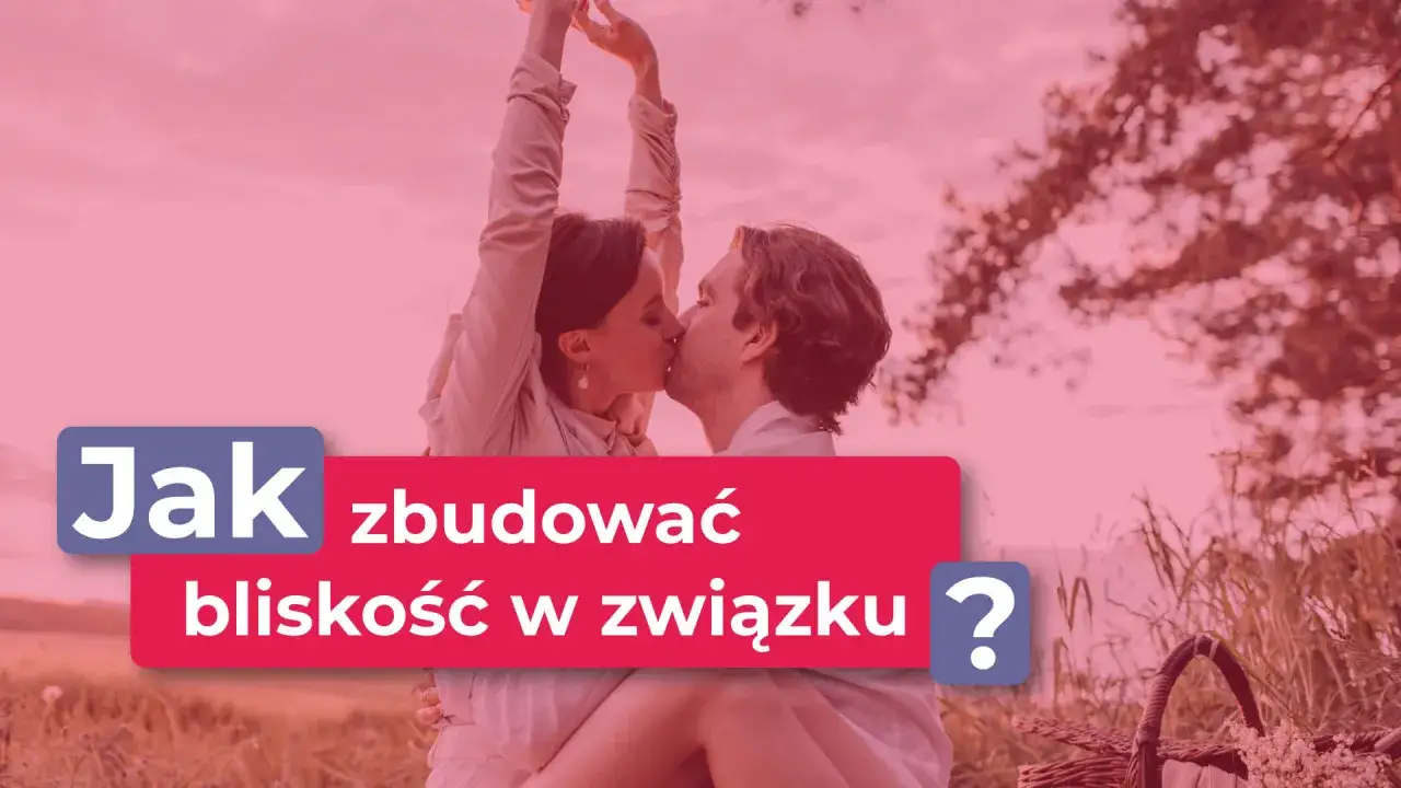 Para buduje bliskość w związku, okazując sobie miłe słowa i czułość.