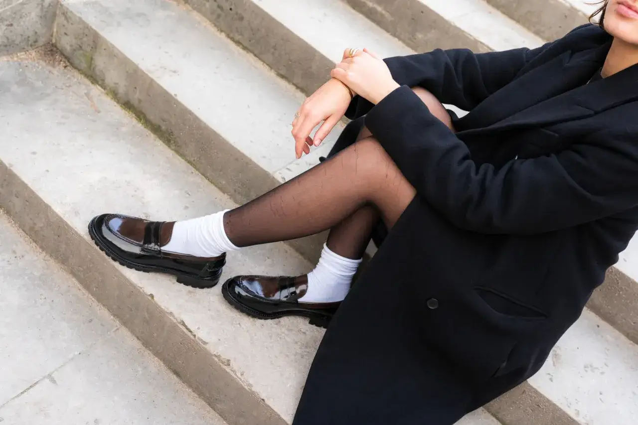 Eleganckie loafersy do sukienki, idealne na jesienne dni. Połyskująca cholewka i gruba podeszwa dodają charakteru.