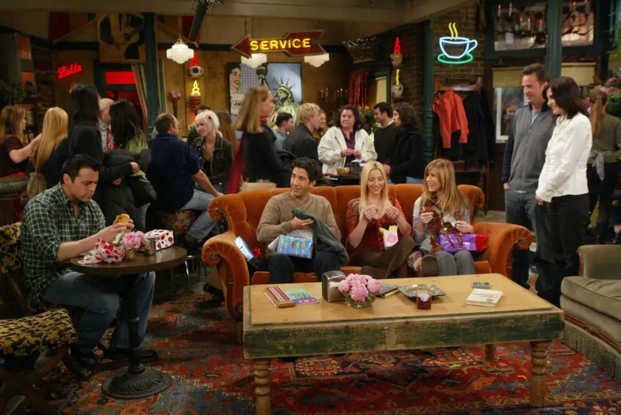 Przyjaciele w kawiarni Central Perk, idealne miejsce na spotkanie z przyjaciółmi.