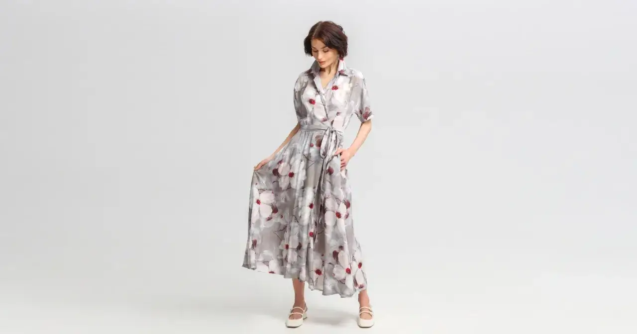 Elegancka stylizacja na wieczór: zwiewna sukienka maxi w kwiaty, z wiązaniem w talii i dekoltem koszulowym.