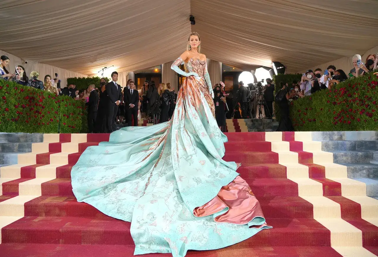 Blake Lively w spektakularnej sukni, jednej z najpiękniejszych kreacji oscarowych, na czerwonym dywanie.