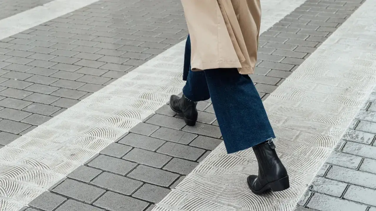 Krótkie spodnie i płaszcz tworzą stylowy zestaw z butami za kostkę. Idealny przykład, jak nosić spodnie do butów za kostkę.