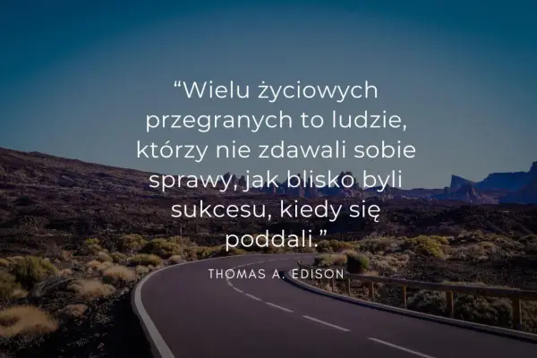 Droga przez pustynny krajobraz, na niej cytaty psychologiczne o życiu: "Wielu życiowych przegranych to ludzie, którzy nie zdawali sobie sprawy, jak blisko byli sukcesu, kiedy się poddali." - Thomas A. Edison.